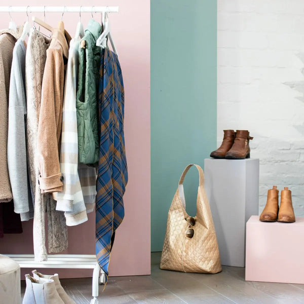 3 einfache Schritte zu einem minimalistischen Kleiderschrank Stoff Ambiente